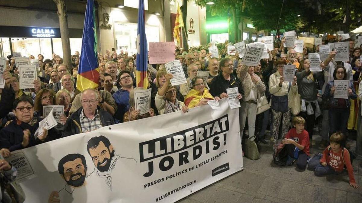 Imagen de la manifestación contra el encarcelamiento de ocho 'exconsellers' de la Generalitat delante del Ayuntamiento de Mataró, este jueves por la tarde.