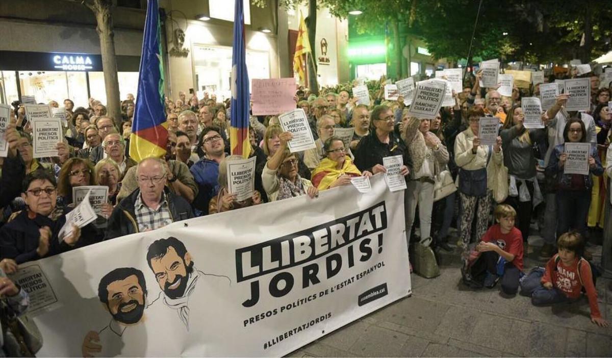 Imatge de la manifestació contra l’empresonament de vuit exconsellers de la Generalitat davant de l’Ajuntament de Mataró, aquest dijous a la tarda.