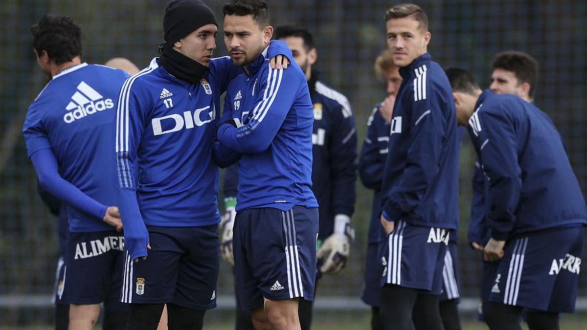 Matheus, abrazado por Montiel, en un entrenamiento. | Irma Collín