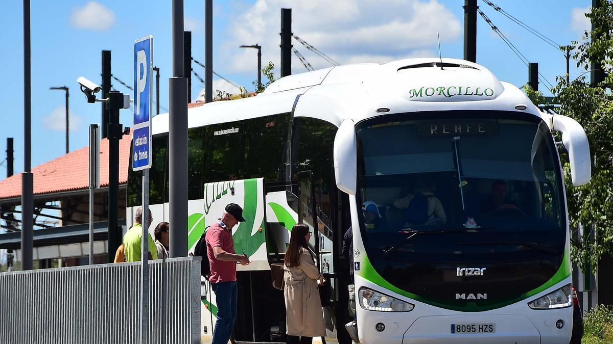 Comienzan los viajes en autobús de Plasencia a Monfragüe y Cáceres por obras de Adif en las vías.