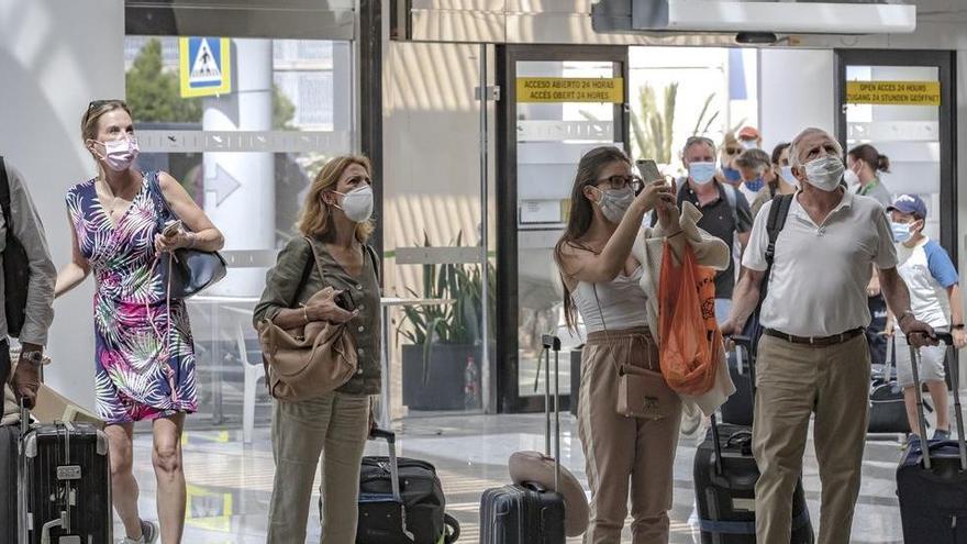 Passagiere am Flughafen Mallorca.