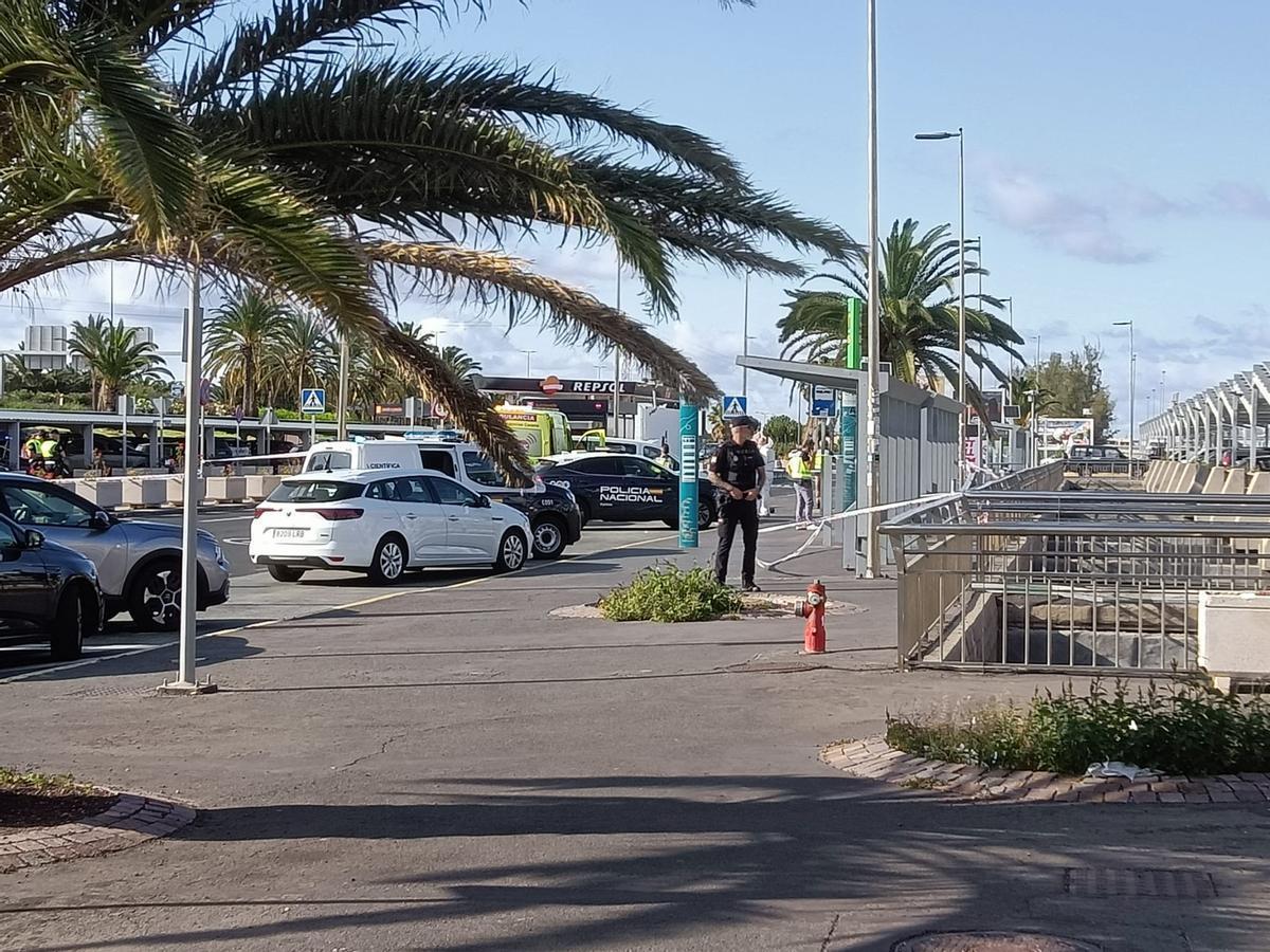 Exterior del aeropuerto de Gran Canaria, donde agentes de la Policia Nacional abatieron a un hombre que intentó atracar a un taxista con un cuchillo