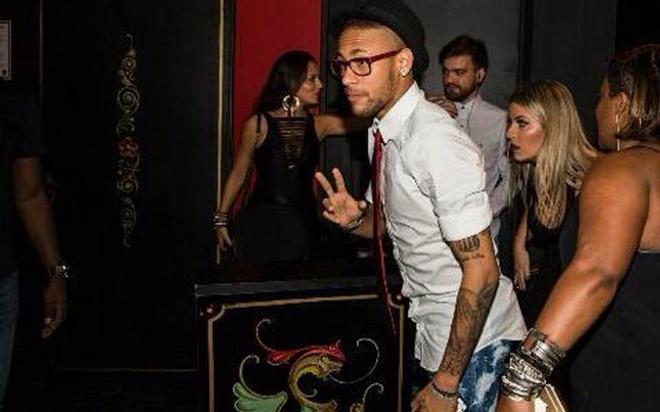 Neymar viajó a Brasil para acudir a la fiesta de cumpleaños de su hermana