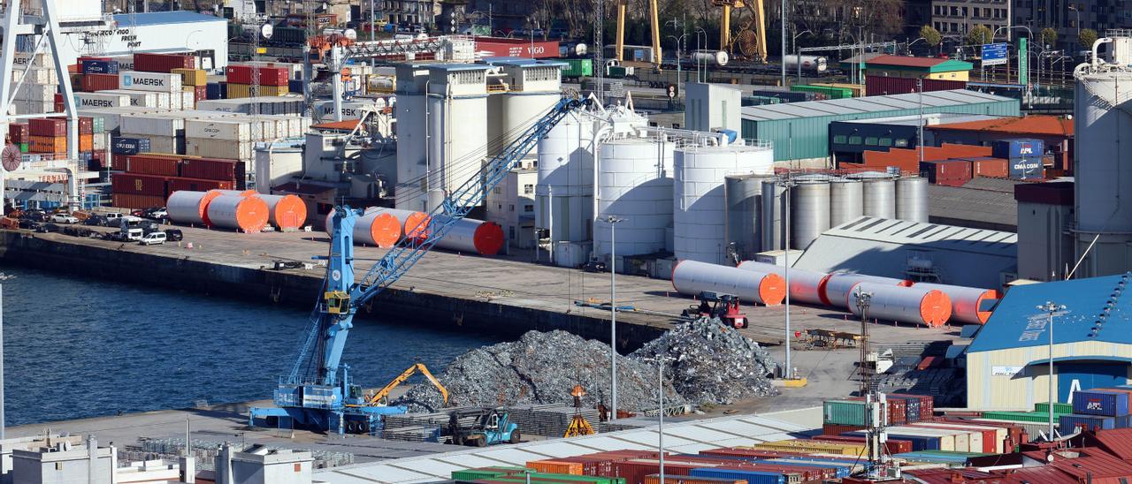 Contenedores de exportación en el puerto de Guixar, en Vigo.