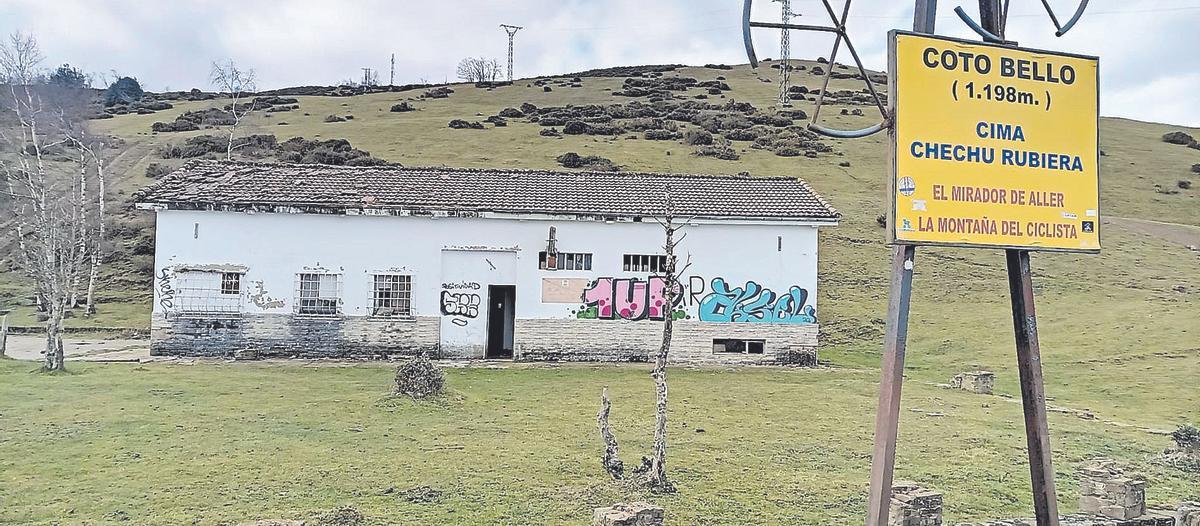 El antiguo edificio de oficinas de Hunosa en Cotobello.