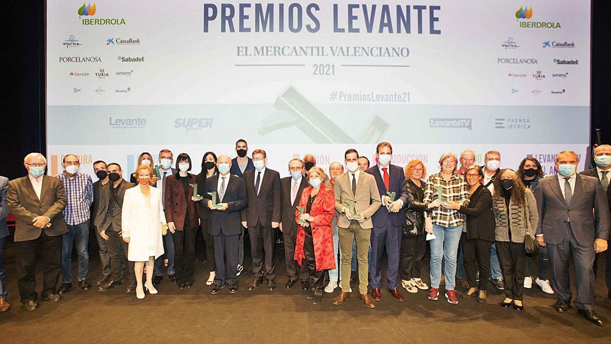 Los premiados, anoche, con Puig y el presidente y la vicepresidenta de Prensa Ibérica. | F.B.