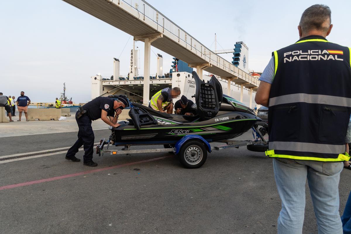 Un momento del operativo policial hispanofrancés en el puerto de Alicante.