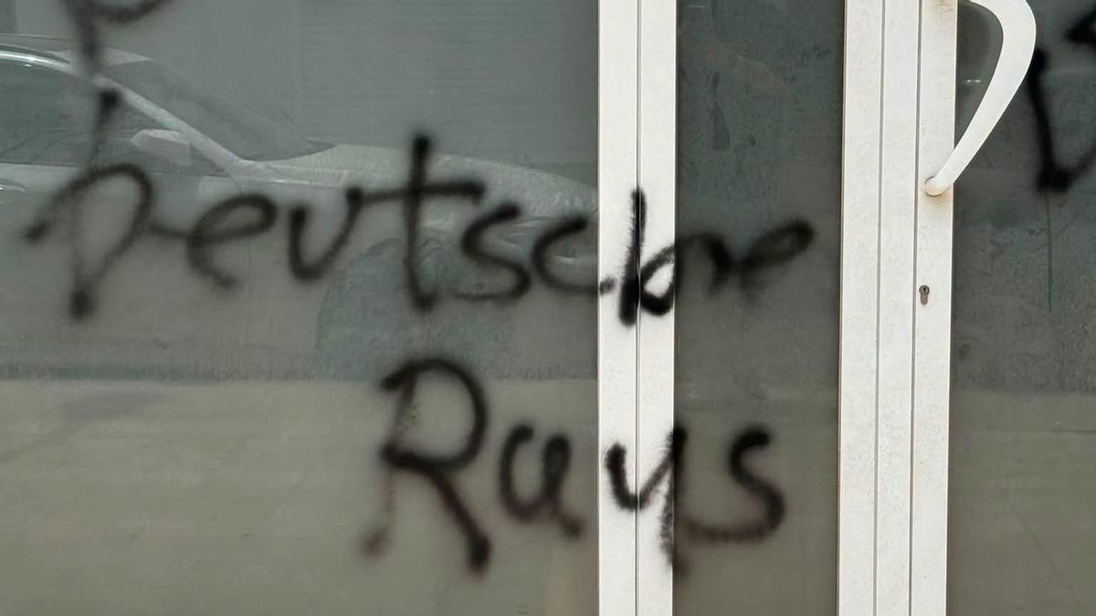 "Deutsche raus" mit schwarzer Sprühfarbe geschrieben