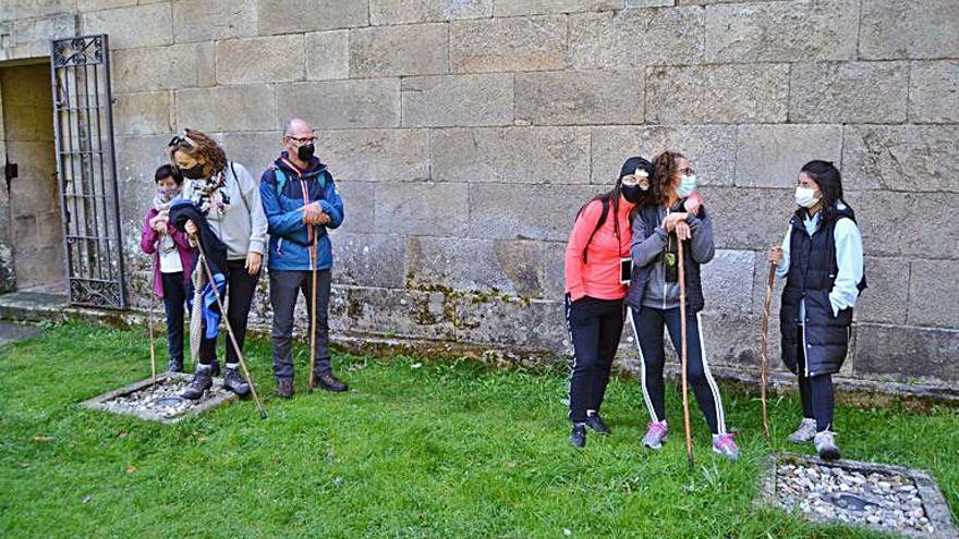 Un grupo de peregrinos en el exterior del santuario. | A. S.