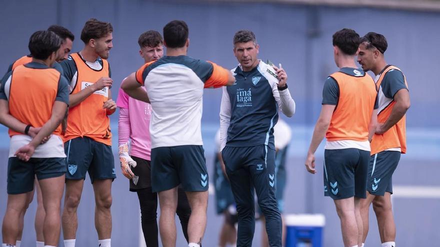 El Málaga CF tira de baloncesto en un entrenamiento sin novedades en la enfermería