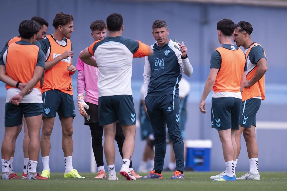 Funes da indicaciones a sus jugadores del Málaga CF en el entrenamiento de este jueves.