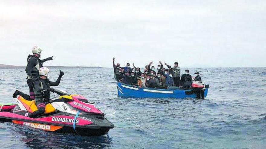 Un equipo de rescate se aproxima a una patera frente a la costa de Lanzarote. |