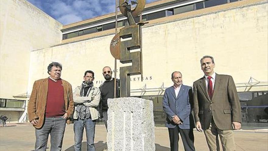 La Facultad de Filosofía y Letras de Cáceres luce una escultura en honor a Cervantes