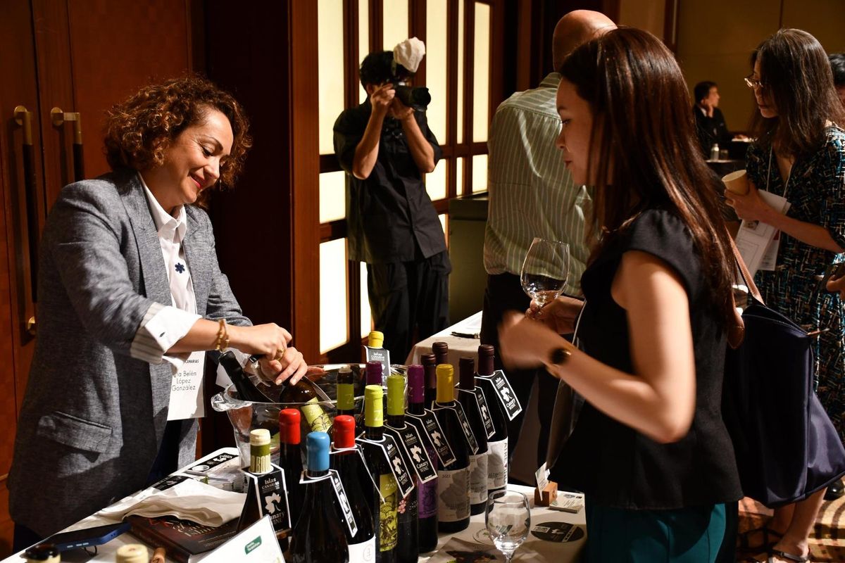 Puesto para la degustación de vinos canarios en Japón.
