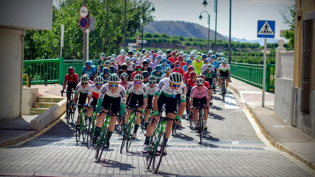 Calabuig, tirando del pelotón, en una carrera reciente por tierras valencianas.