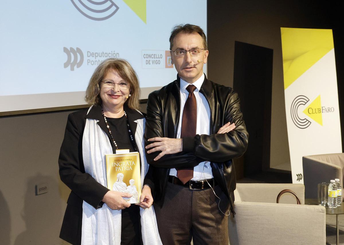 La escritora. filóloga y doctora en Literatura medieval, Elvira Roca Barea, y Jesús G. Maestro, catedrático de Literatura Comparada y Teoría de la Literatura, en el Club FARO