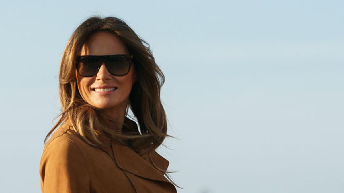 Melania Trumo con gafas de sol XL y Trench de ante marrón