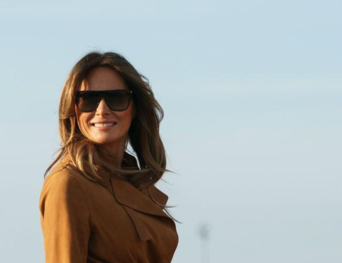 Melania Trumo con gafas de sol XL y Trench de ante marrón