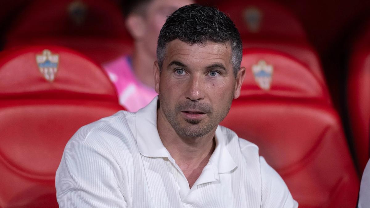 Juanfran Funes en el banquillo ante la UD Almería.