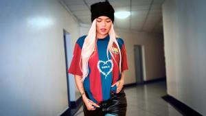 Karol G, la cantante colombiana, con la camiseta del Barça que se lucirá en el clásico con el Madrid.