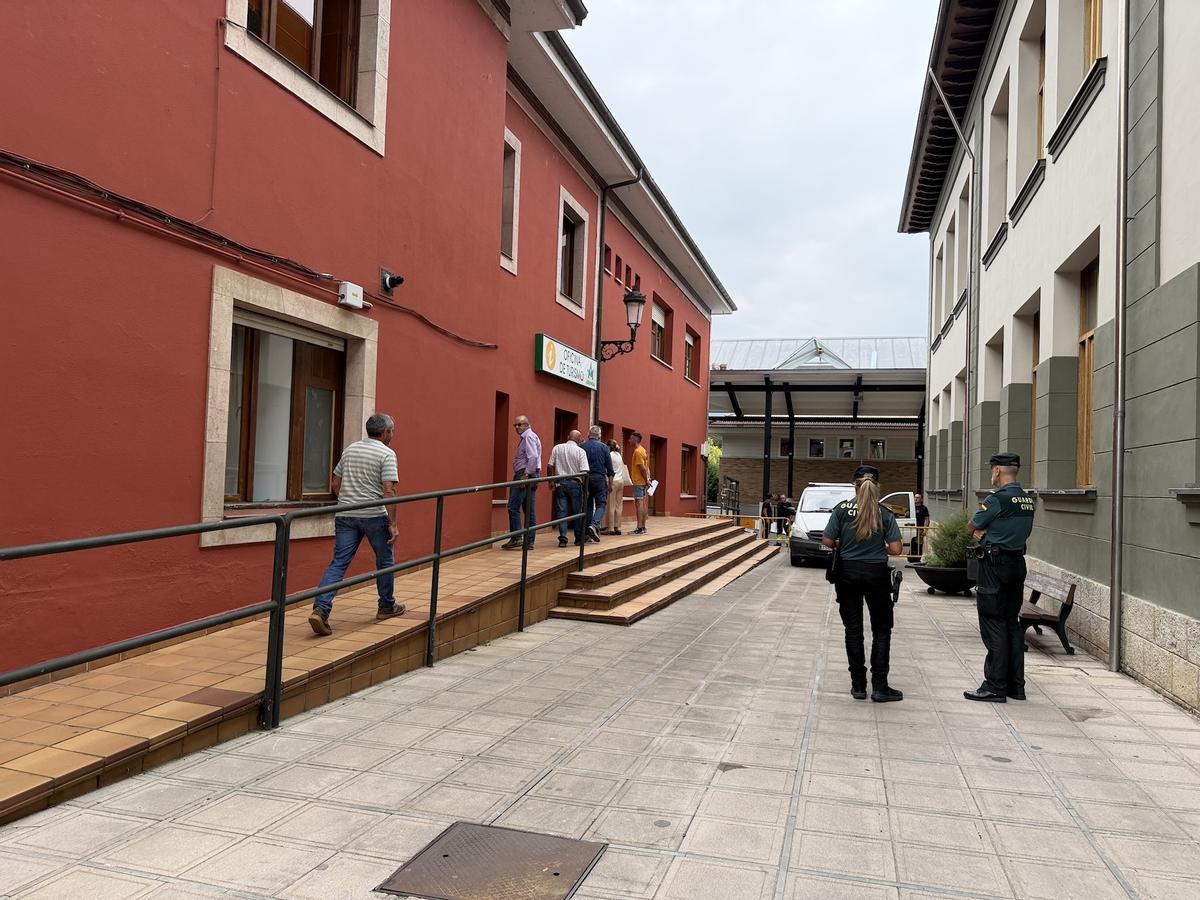 Protesta de vecinos de Llerandi (Parres) contra la destrucciòn de una laguna