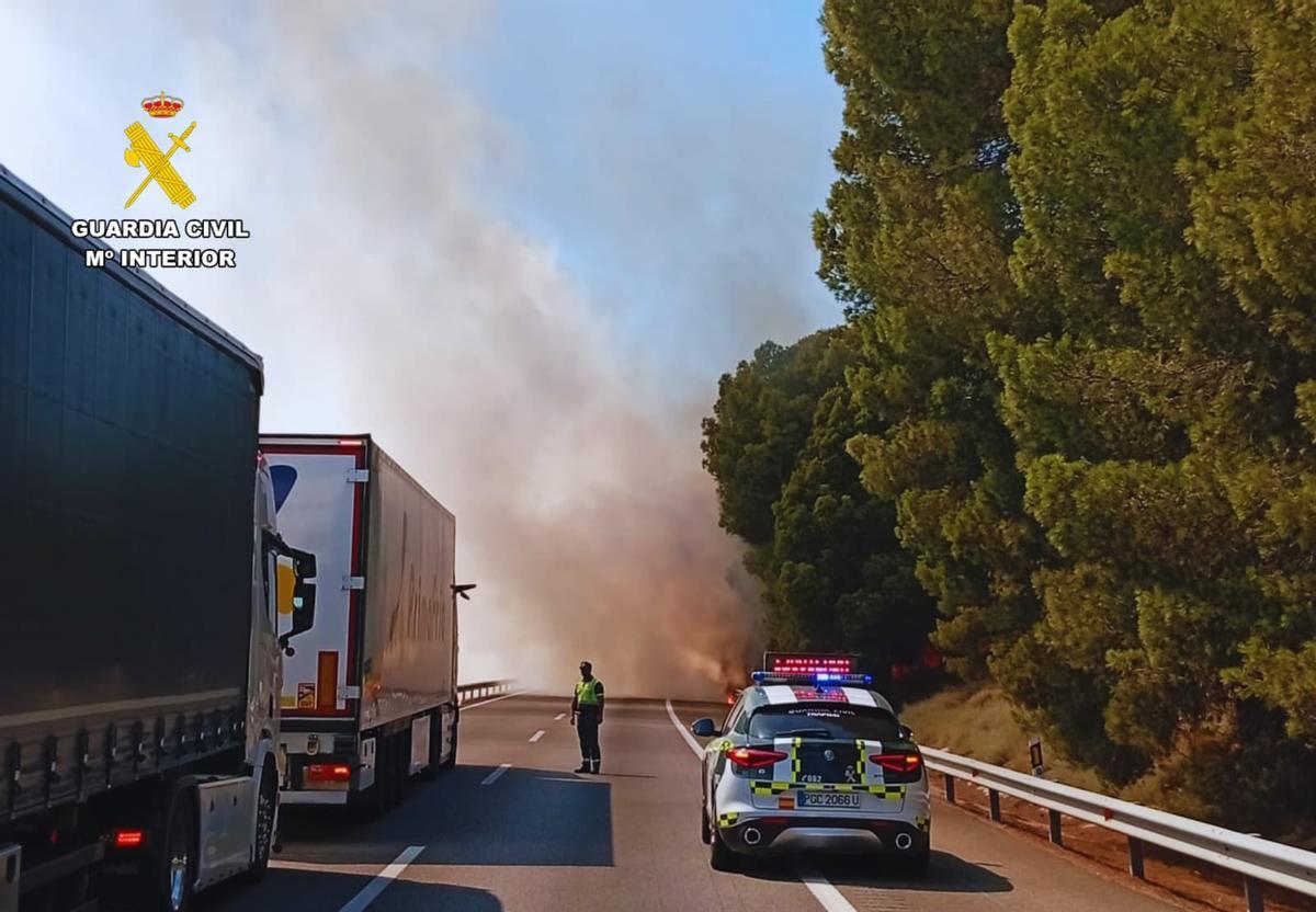 En imágenes I Un incendio en la AP-2, en Zaragoza, obliga a cortar el tráfico En imágenes I Un incendio en la AP-2, en Zaragoza, obliga a cortar el tráfico