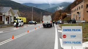 Control de movilidad de los Mossos en la N-260 en Sort (Pallars Sobirà).