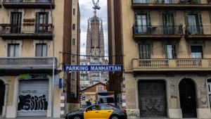 La Sagrada Família, vista desde la calle de Aragó, desde donde debería abrirse, según el PGM, una avenida hasta el templo.