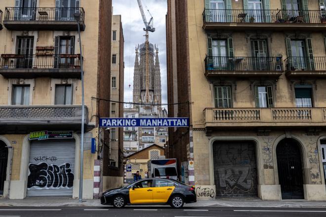 La Sagrada Família, vista desde la calle de Aragó, desde donde debería abrirse, según el PGM, una avenida hasta el templo.