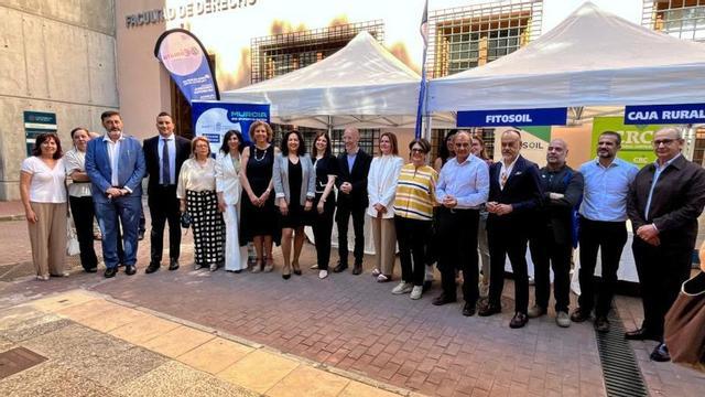 Las autoridades posan durante el acto de inauguración de la feria.