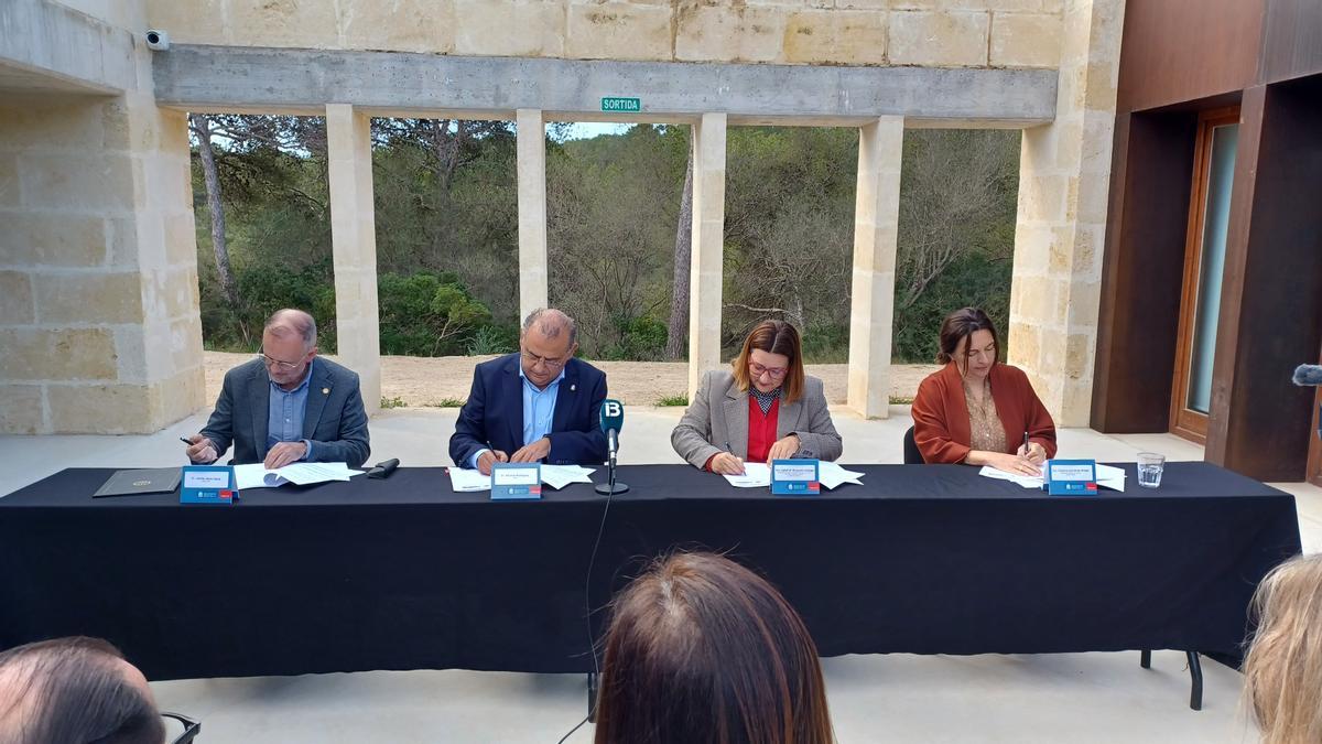 Jaume Carot (UIB), Alfonso Rodríguez (alcalde de Calvià), Bel Busquets (Consell) y Catalina Solivellas (Govern) formalizan la creación de la nueva fundación, este martes.