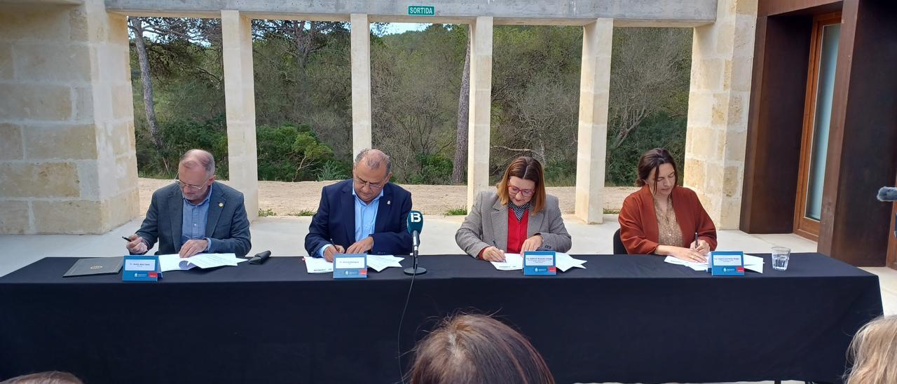 Jaume Carot (UIB), Alfonso Rodríguez (alcalde de Calvià), Bel Busquets (Consell) y Catalina Solivellas (Govern) formalizan la creación de la nueva fundación, este martes.