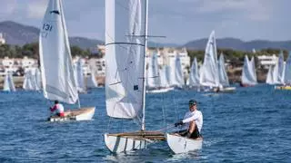 Más de 200 patines a vela de 27 clubs participan en una regata de exhibición en Vilanova i la Geltrú