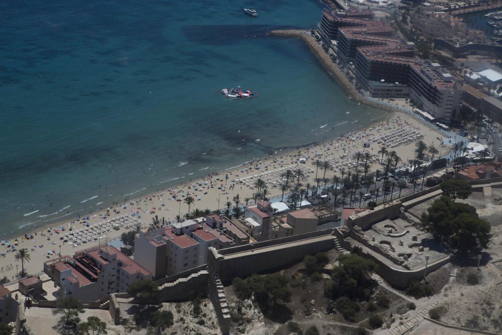 INFORMACIÓN fotografía la mascletà de Fuegos Artificiales del Mediterráneo desde el helicóptero de vigilancia de la Policía Nacional