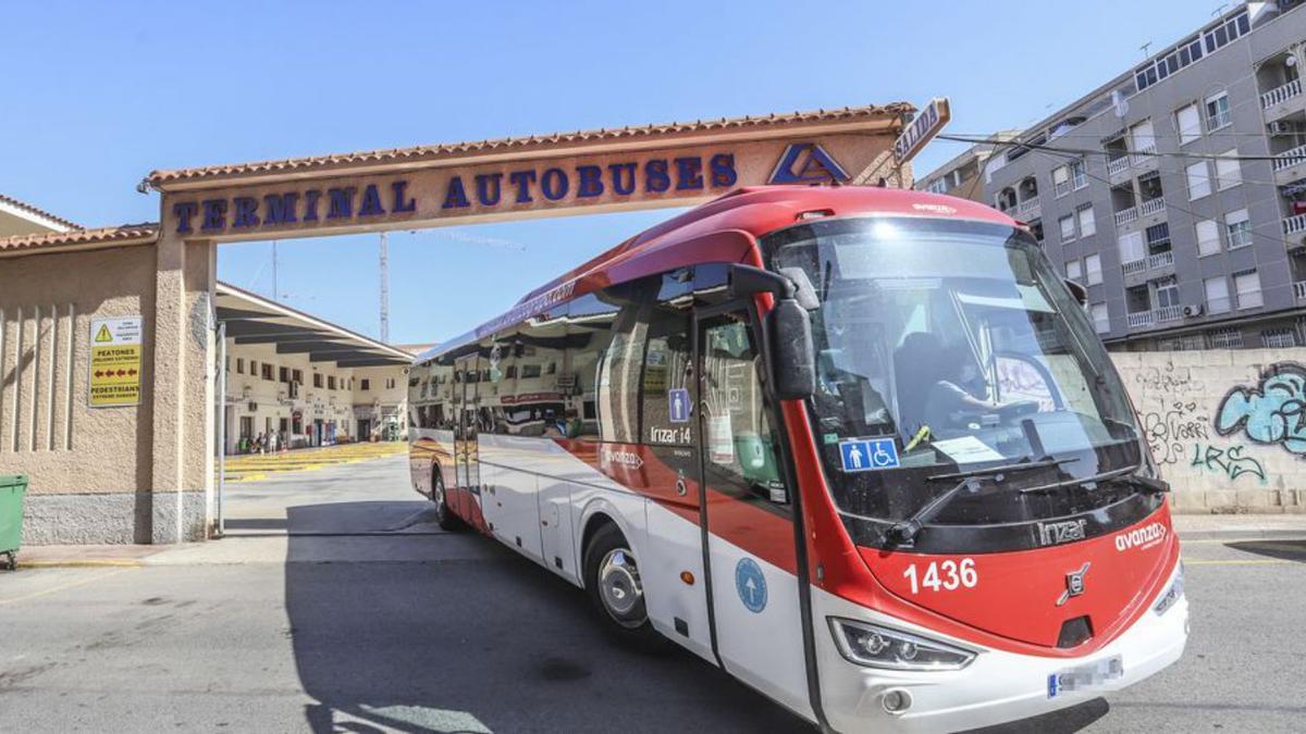 Un vehículo de Avanza deja la terminal de autobuses de Torrevieja. | TONY SEVILLA