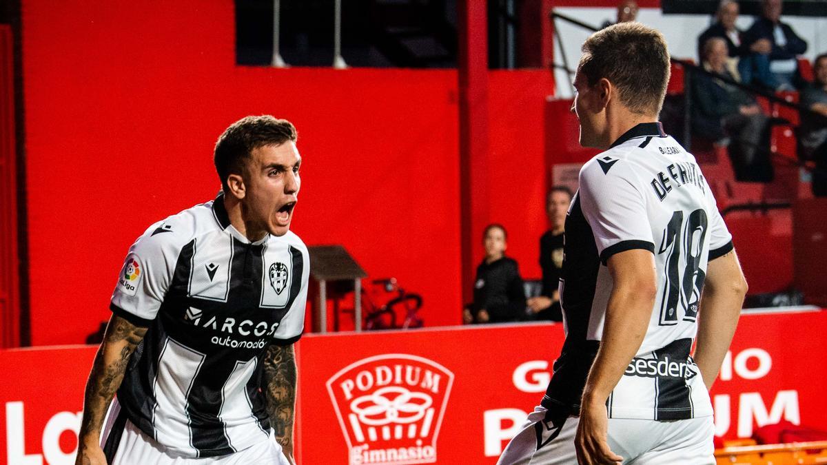 Joni Montiel celebra con De Frutos su gol en Anduva