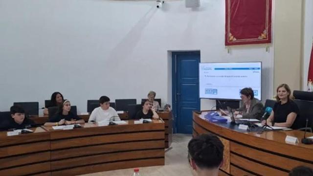 Miembros del Órgano de Participación de la Infancia y Adolescencia (OPIA) en el Pleno. | AYTO. ALCANTARILLA