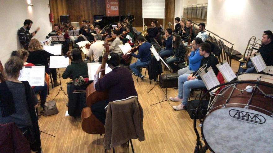 El director Alessando Arnoldo ensaya con la Clásica de Vigo. // FdV