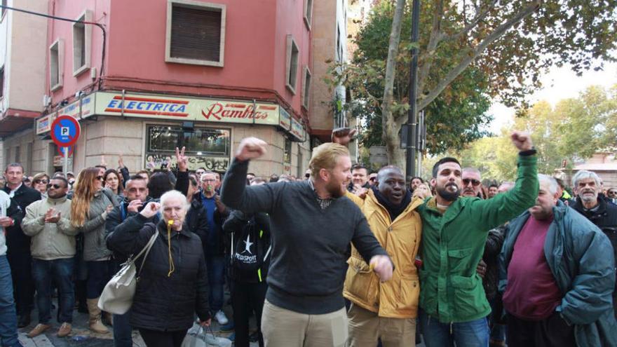 Más de 200 personas se manifestaron contra el instructor y el fiscal del caso Cursach.