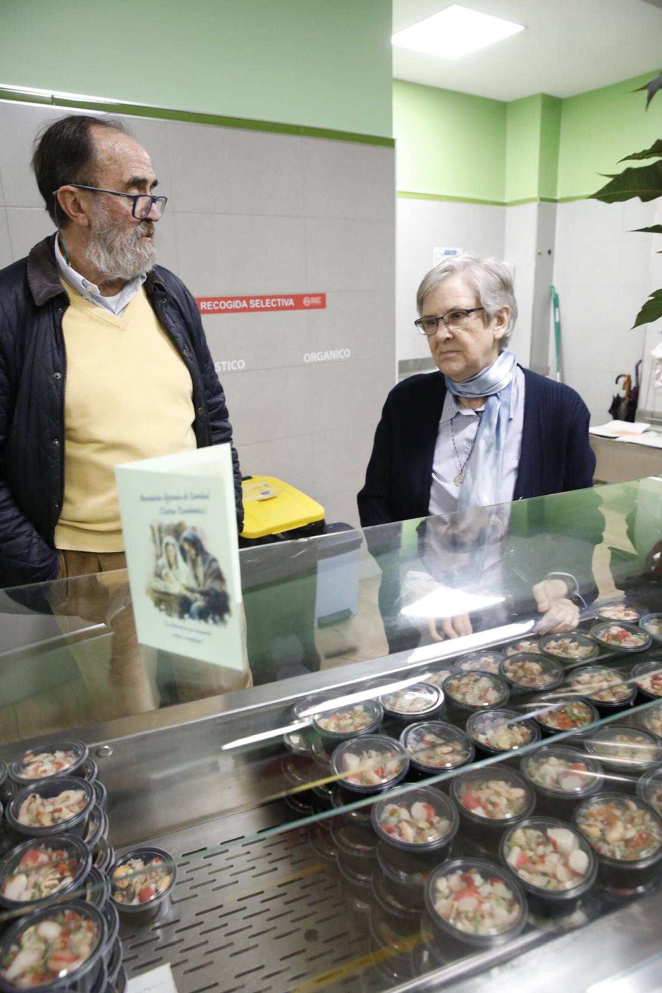 Así fue la cena especial de Nochevieja en la Cocina Económica de Gijón (en imágenes)