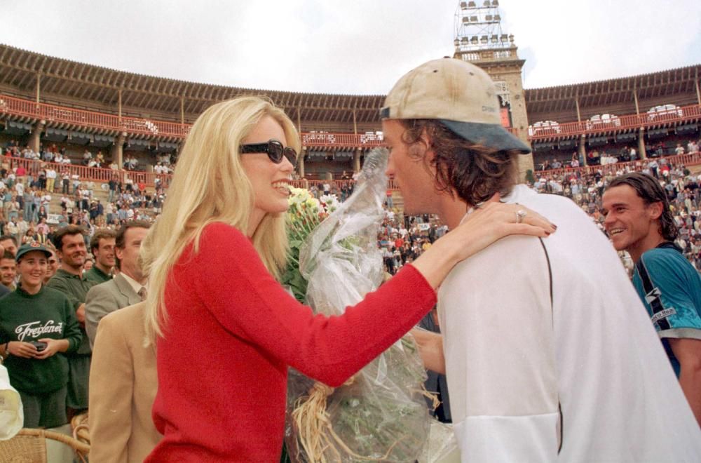 Claudia Schiffer y Carlos Moyá en el Mallorca Open de Tenis del 98