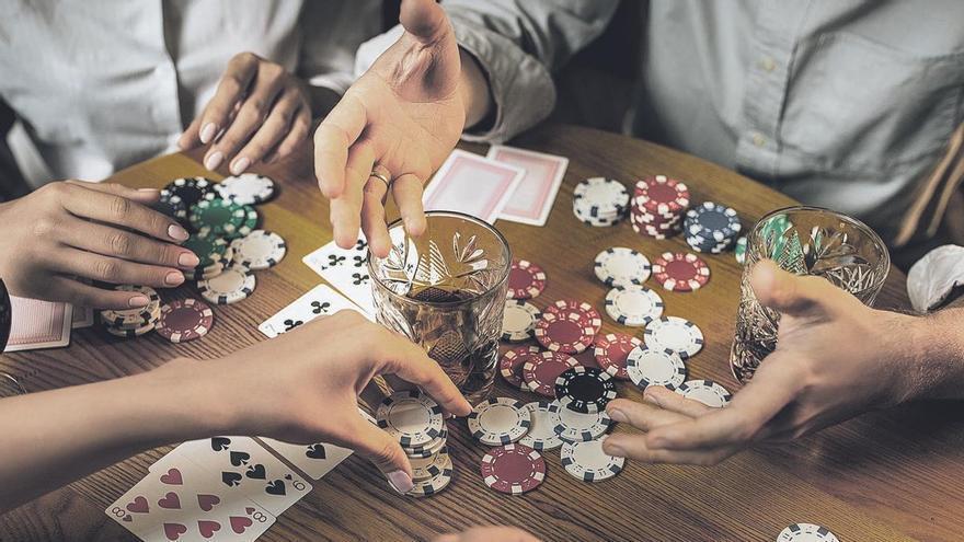 Sanción ejemplar por organizar una partida de póker en su domicilio