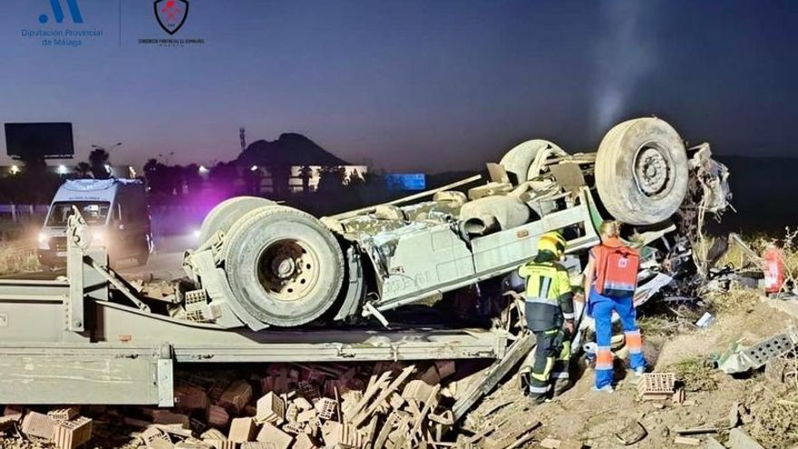Fallece el conductor de un camión al sufrir un accidente en la A-92 en Antequera
