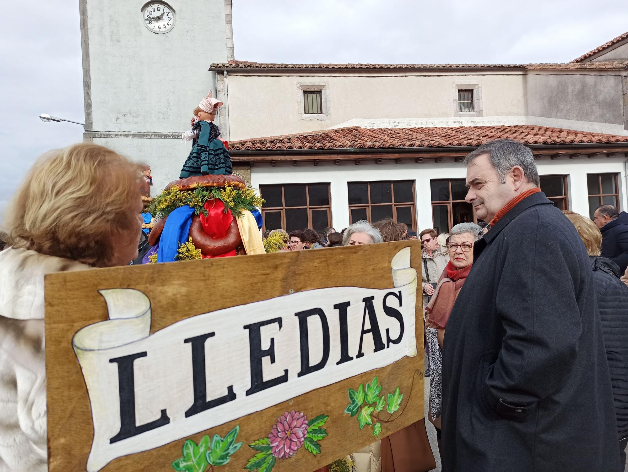 En Posada de Llanes, los panes del ramu vuelan por La Candelaria: "Hay que andar rápido"