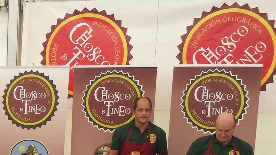 Demostración de la elaboración del chosco en la edición anterior del festival de Tineo.