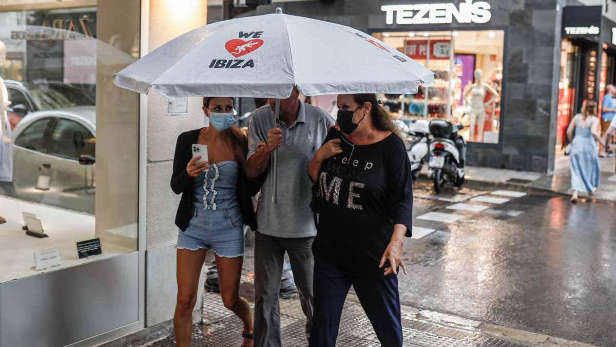 La lluvia torrencial en Formentera provoca más de 15 salidas de los bomberos por inundaciones