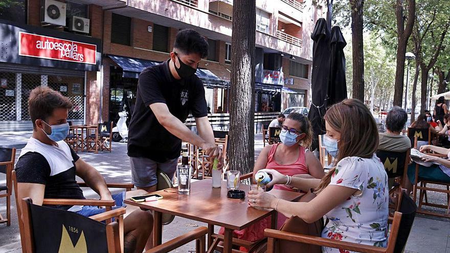 Veïns de Lleida asseguts en una terrassa aquest estiu.