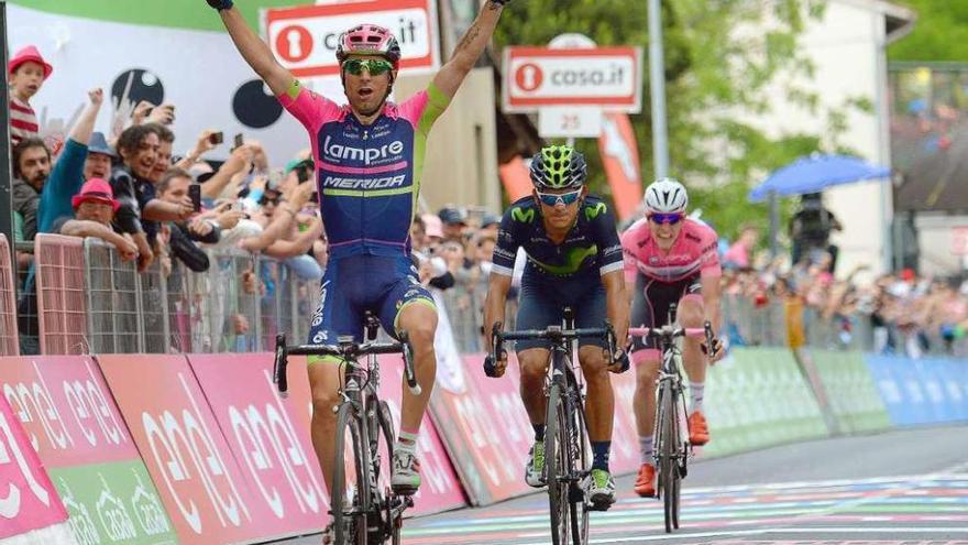 Ulissi levanta los brazos para celebrar su triunfo en la undécima etapa del Giro.