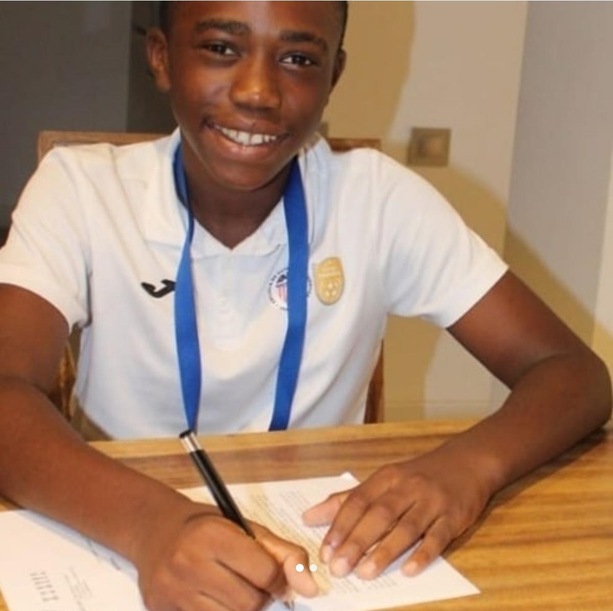Otorbi firmando su primer contrato con el Valencia