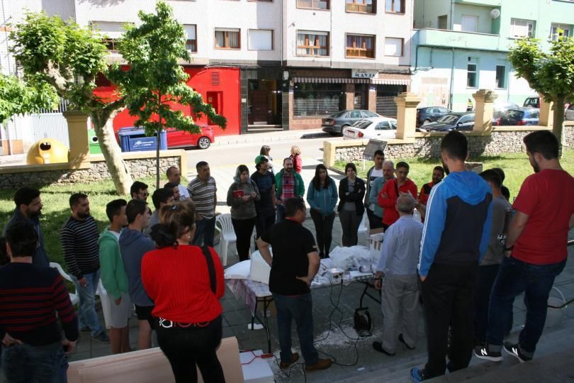 Los falleros en el taller celebrado en 2017.